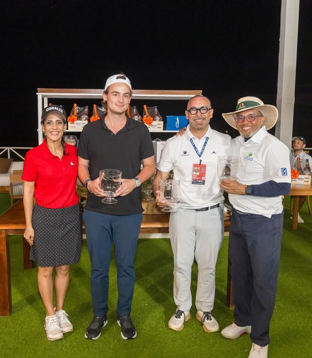 Golfistas profesionales y amateurs compiten en torneo Pro-Am durante la 7ma. edición.