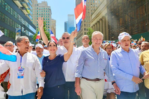 Durante su recorrido, el gobernante dominicano realizó breves paradas para saludar y conversar con la comunidad dominicana presente. 