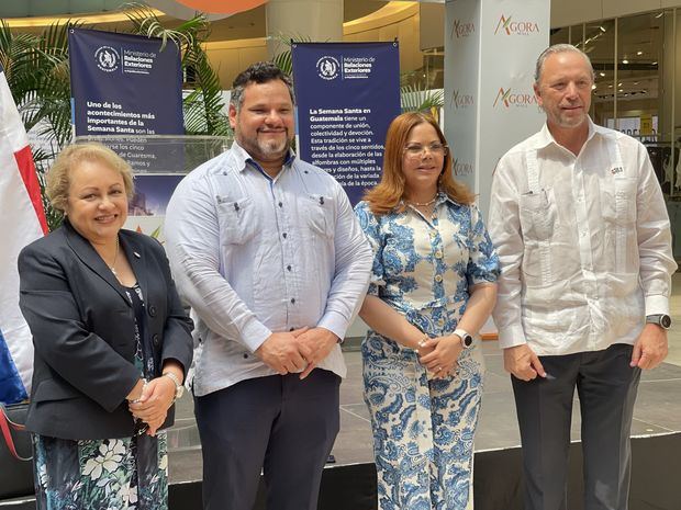 Embajadora El Salvador Dania Elena Tolentino; Embajador de Panamá Pablo Pérez y Kathy Grullón Presidente Centro Cámara de Comercio.