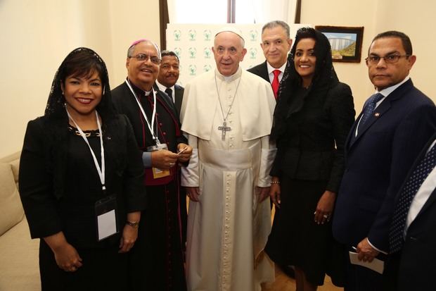 En el encuentro estuvo acompañada del embajador de la República Dominicana ante la Santa Sede, Víctor Manuel Grimaldi Céspedes.
 
También, por los integrantes de  la delegación oficial, la coordinadora técnica del Despacho de la Primera Dama, Martha Rodríguez; el director del Instituto de Formación Técnico Profesional (INFOTEP), Rafael Ovalles y arzobispo auxiliar de Santo Domingo, monseñor Ramón Benito Ángeles. 
