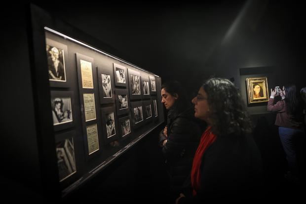 Personas visitan una muestra de Frida Kalho, hoy en el museo del MALBA en Buenos Aires, Argentina.