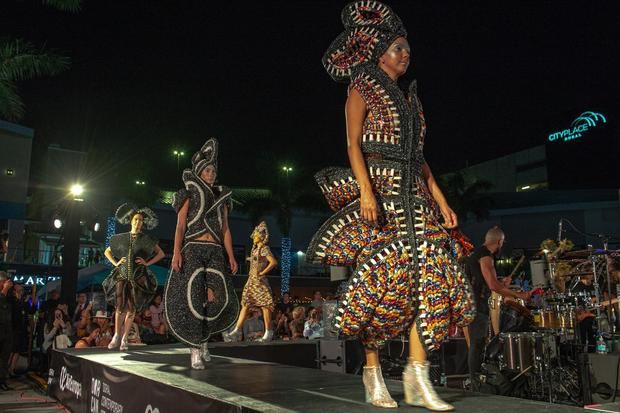 Un desfile de 'instalaciones ponibles' creadas por la cubana Celia Ledón con materiales inusuales despidió oficialmente la exposición The Legacy.