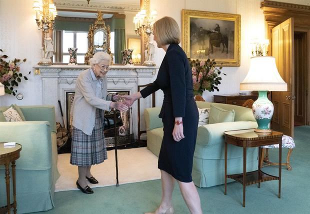 La reina Isabel II recibe a la primera dama Liz Truss durante una audiencia en Balmoral este 6 de septiembre.