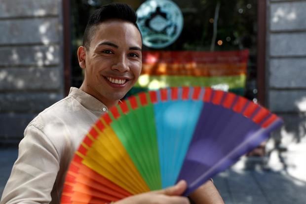 Un joven participa en la celebración del 'Día del orgullo LGTBI 2020' en Chueca, este domingo en Madrid.