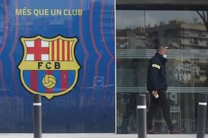 Los Mossos siguen en el Camp Nou y no dejan trabajar a los empleados del club