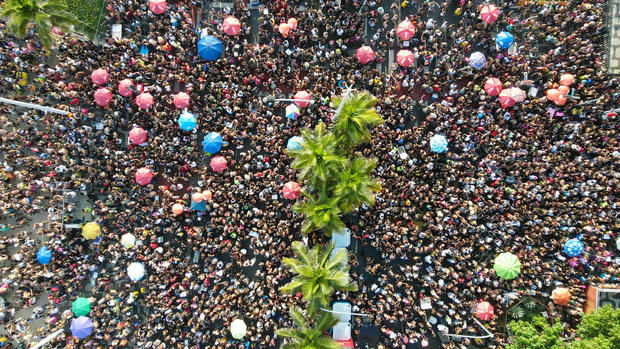 Fotografía aérea con un dron de la comparsa callejera 'Simpatía e quase amor' durante el domingo de carnaval en la playa de Ipanema en la ciudad de Río de Janeiro, Brasil.