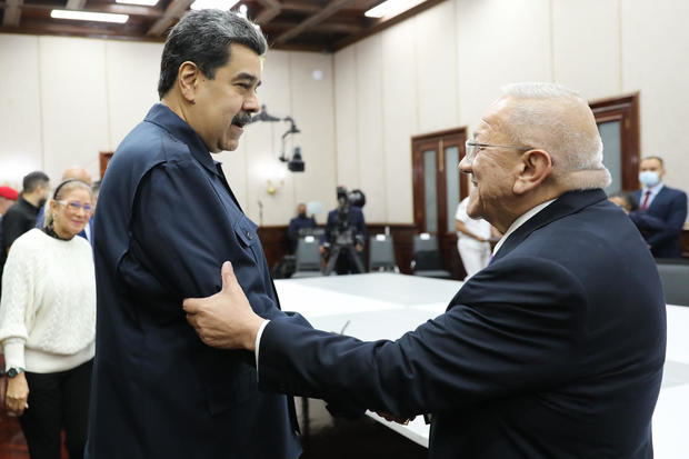Nicolás Maduro, mientras saluda a Bernabé Gutiérrez, secretario general de la opositora Acción Democrática, durante una reunión en Caracas, Venezuela.