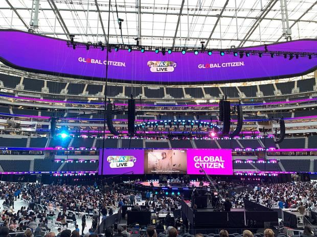 Miles de personas asisten al concierto 'Vax Live', el primer gran evento musical celebrado en EE.UU. desde el inicio de la pandemia, este domingo en el SoFi Stadium de Inglewood, en el condado de Los Ángeles, California.