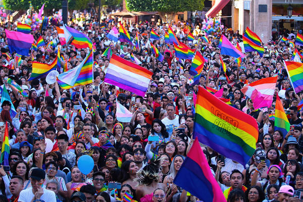 Fotografía de archivo del 15 de junio de 2024 de personas participando en una marcha por el Día Internacional del Orgullo LGTBI, en León (México).