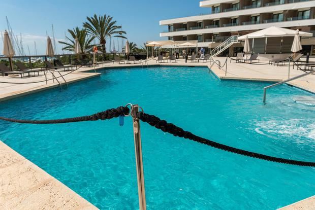 Vista exterior de la zona de piscinas del Hotel Meliá Palma Marina.
