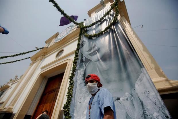 Miembros de la Hermandad de la Parroquia de Nuestro Señor de Candelaria fueron registrados frente a su templo parroquial, en Ciudad de Guatemala. La hermandad no realizará este año las tradicionales procesiones de Semana Santa, debido al veto presidencial para evitar la propagación del virus COVID-19. 