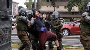 Centenares de chilenos protestan por la muerte de un malabarista a manos de un policí­a