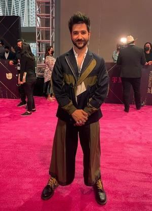 El cantante colombiano Camilo fue registrado este jueves al posar, a su llegada a la ceremonia de entrega de los Premios Lo Nuestro 2021, en el American Airlines Arena de Miami (Florida, EE.UU.).