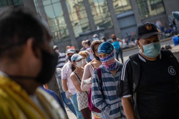 Personas hacen fila para entrar al Mercado de Quinta Crespo en Caracas (Venezuela). 