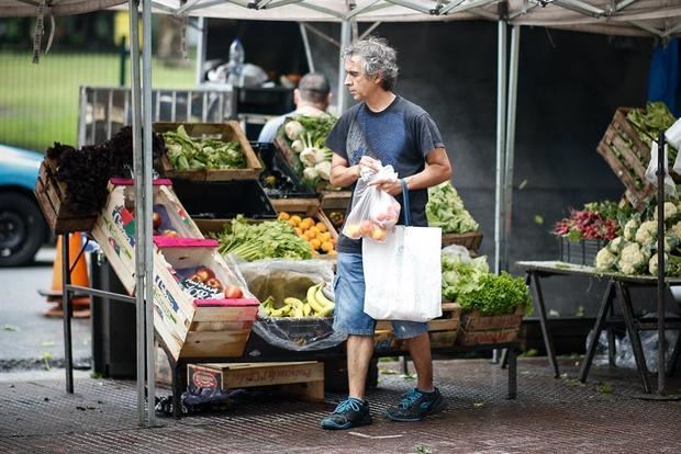 Personas realizan las compras en una feria callejera de venta de frutas y verduras, el 15 de enero de 2020 en Buenos Aires (Argentina). La inflación continuó en niveles 'relativamente bajos' en 2019 en América, que van desde el 1,9 en Perú hasta el 3,8 en Colombia, en un año en el que a pesar de las vicisitudes por la devaluación y la pérdida del poder adquisitivo las políticas monetarias fueron clave, dijeron analistas a Efe. 