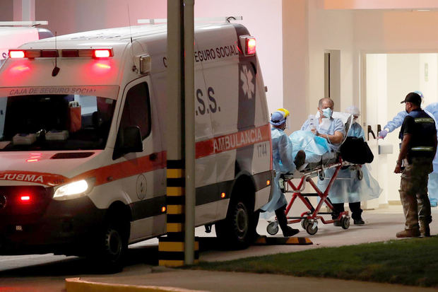 Fotografía de archivo de ambulancias que trasladan a un paciente enfermo con la covid-19 al Hospital COVID, en la 'Ciudad de la Salud' en ciudad de Panamá.