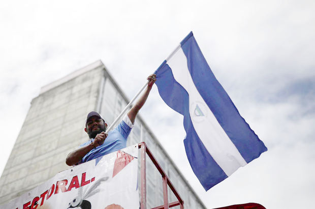 Nicaragüenses participan en una manifestación contra las elecciones presidenciales de su país, hoy, en San José, Costa Rica.