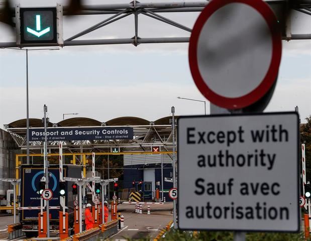 Varios camiones pasan los controles de seguridad de las instalaciones de la terminal del Eurotúnel en la localidad inglesa de Folkestone, en el condado de Kent, en el lado británico de esta monumental obra.