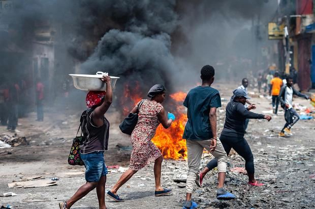 Imagen de archivo de varias personas que abandonan el lugar donde se realiza una protesta por el alto costo de la vida en el país en Puerto Príncipe, Haití.