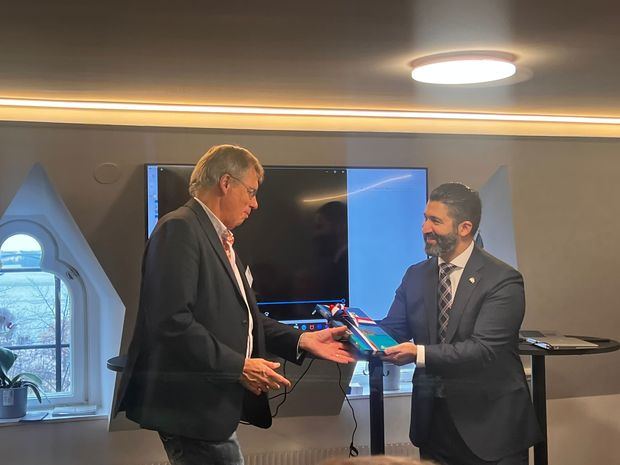 Consejero Raúl Hernández haciendo entrega de obsequio al Sr. Magnus Öhnedal, Miembro del Consejo de Stockholm Shippers.