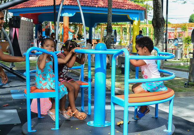 Niños disfrutan del parque.