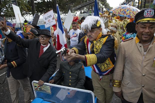 Comparsas participan, este 6 de marzo de 2022, en el Desfile Nacional de Carnaval 2022, en el malecón de Santo Domingo, República Dominicana.