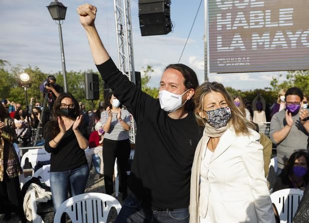 El candidato de Unidas Podemos a la presidencia de la Comunidad de Madrid, Pablo Iglesias y la ministra de Trabajo, Yolanda Díaz, durante el acto de cierre de campaña que la formación morada celebra hoy domingo en el barrio madrileño de Vicalvaro.