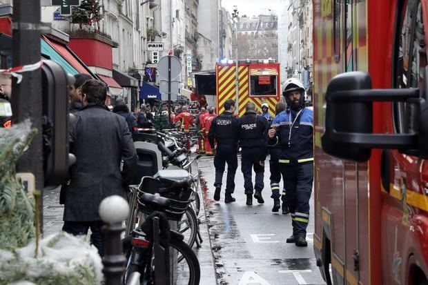 Efectivos de la policía y los servicios de emergencia en el lugar del tiroteo ocurrido en París.
