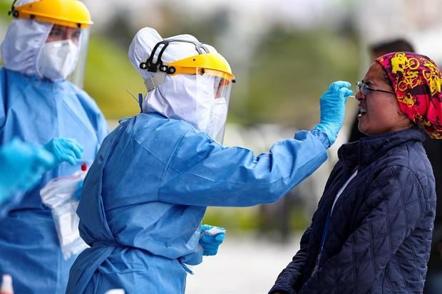 Personal de la secretaria de Salud del Municipio de Quito toma muestras éste jueves, para el test de diagnóstico para coronavirus al personal sanitario que atendrá en el Centro Temporal 'Quito Solidario'.