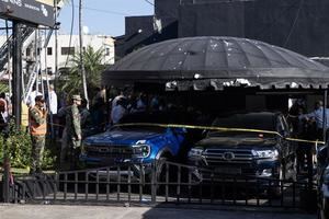 Integrantes del Ejército custodian a las afueras de la discoteca Jet Set este 8 de abril de 2025, en Santo Domingo (República Dominicana). 