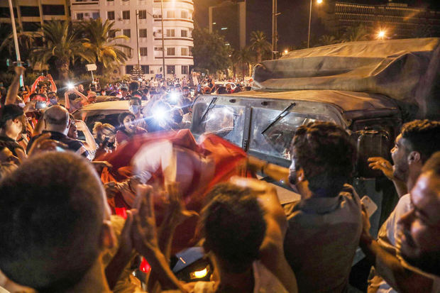 Los partidarios del presidente de Túnez, Kais Saied, se reunieron en las calles después de destituir al gobierno y congelar el parlamento, en Túnez, Túnez, el 25 de julio de 2021.