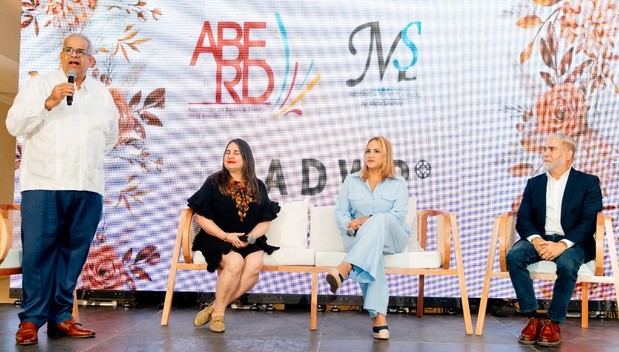 Pedro Vargas modera panel sobre Ciudades Nupciales.