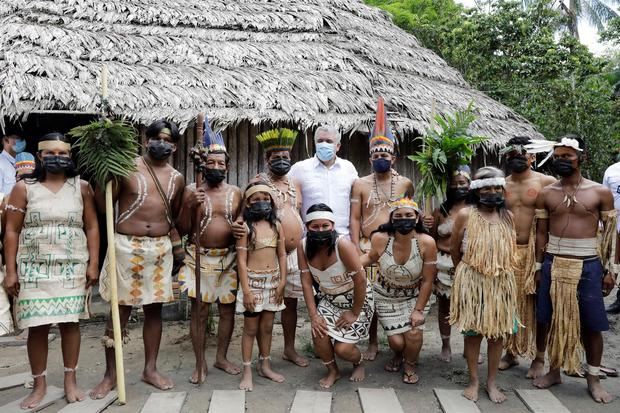 El presidente de Colombia, Iván Duque, fue registrado este lunes al reunirse con integrantes de la comunidad indígena Yussy Monilla Amena, durante la PreCOP de la Biodiversidad 2021, en Leticia, Colombia.