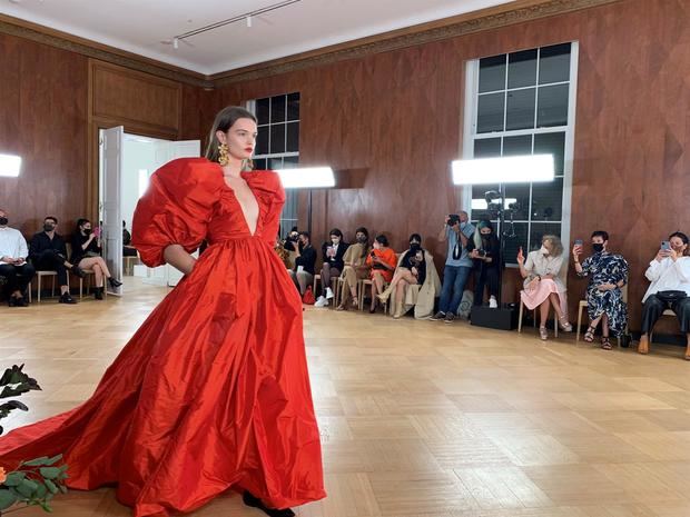 Una modelo luce una creación de la casa de moda Carolina Herrera, durante un desfile de su colección primavera-verano 2022 este jueves en Nueva York, EE.UU.
