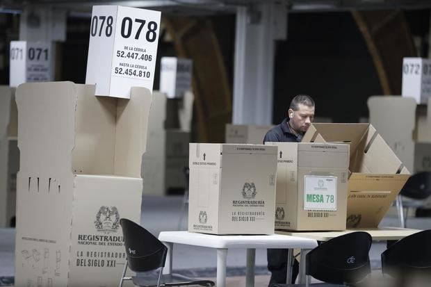 Trabajadores alistan hoy las mesas de votación al interior de Corferias en Bogotá, Colombia.