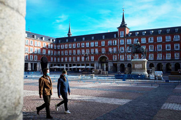 Vista de la Plaza Mayor de Madrid. Sin turistas ni apenas madrileños, la Plaza Mayor de la capital languidece poco a poco desde que comenzó la crisis del coronavirus, con restaurantes y comercios prácticamente vacíos.
