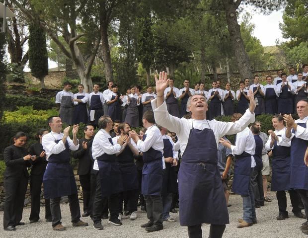 El cocinero Ferrán Adrià se despide con su equipo del restaurante elBulli.