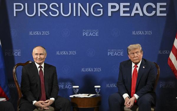El presidente de Estados Unidos, Donald Trump (d), y el presidente de Rusia, Vladímir Putin, asisten a una reunión, este viernes,en la Base Conjunta Elmendorf-Richardson en Anchorage, Alaska, EE.UU. 