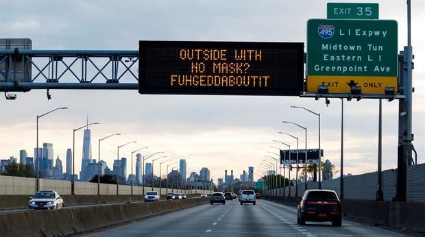 Un cartel que recuerda a las personas que usan máscaras en una carretera en Nueva York, Nueva York, Estados Unidos.