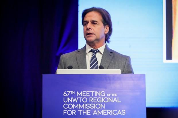 El presidente de Uruguay, Luis Lacalle Pou, participa en la apertura de la 67ª reunión de la Comisión Regional de la Organización Mundial del Turismo (OMT) para las Américas hoy, en Punta del Este, Uruguay.