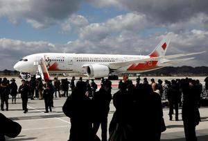 La antorcha olímpica llegó este viernes a Japón en un avión especial que aterrizó en la base militar aérea de Matsushima, en el nordeste del país, donde se celebrará una ceremonia de bienvenida de escala reducida por el coronavirus.
