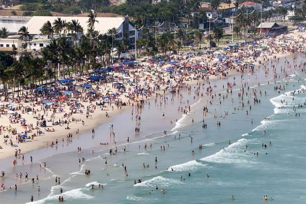 Bañistas toman el sol sin mantener distancia social para evitar la propagación del coronavirus hoy, en la playa de Guaruja en Sao Paulo, Brasil.