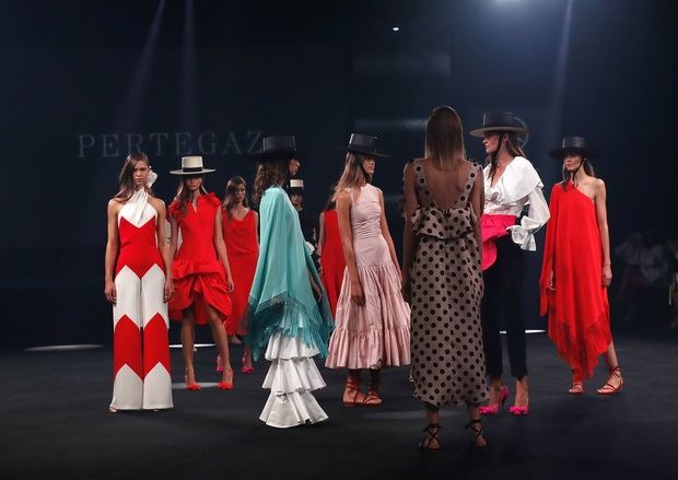 Varias modelos lucen algunas de las creaciones de la firma Pertegaz, en el marco de la Mercedes-Benz Fashion Week Madrid.