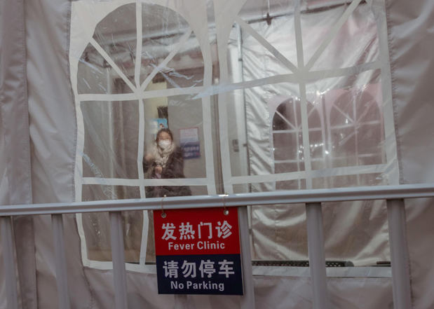 Una mujer en la llamada Clínica de la Fiebre, en Shanghái, China.