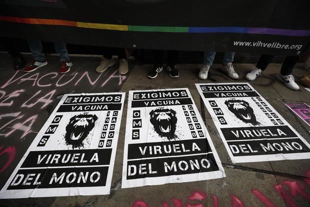 Un grupo de personas se manifiestan para exigir vacunas contra la viruela del mono en Ciudad de México (México).
