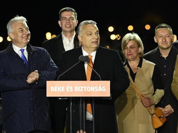 El primer ministro húngaro, Viktor Orban (c), fue registrado este domingo al ofrecer un discurso, luego de ser reelegido por cuarto peridodo consecutivo, en Budapest, Hungría.