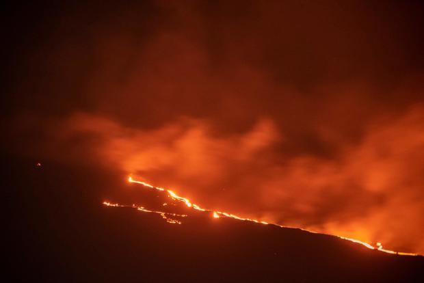 Un equipo del Instituto Volcanológico de Canarias (Involcán) y de la Guardia Civil ha tenido que abandonar la zona de la erupción de La Palma donde tomaba datos del volcán al dispararse las alarmas de su sistema de detección de gases que indicaban una situación potencialmente letal.