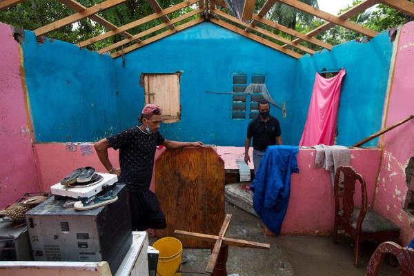 Cientos de dominicanos se quedan sin casa tras el paso de Isaías