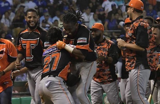 Alen Hanson Toros del Este corre por las bases al batear un jonrón este martes durante el octavo partido de la serie final del Torneo de Béisbol Invernal entre Tigres del Licey y Toros del Este, en el estadio Quisqueya Juan Marichal de la ciudad Santo Domingo.