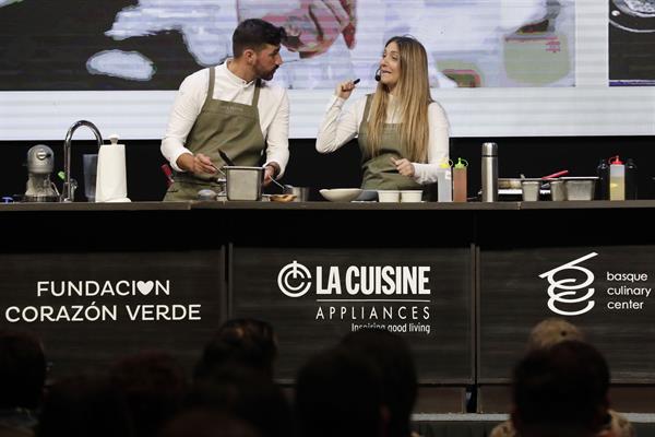 
Crédito:
EFE
Fuente:
EFE
Autor:
Carlos Ortega
Temática:
Estilo de vida y tiempo libre » Gastronomía
La chef española Lucia Freitas (d) participa en una demostración de cocina en el VII Foro Gastronómico Internacional Alimentarte, hoy, en Bogotá (Colombia). 